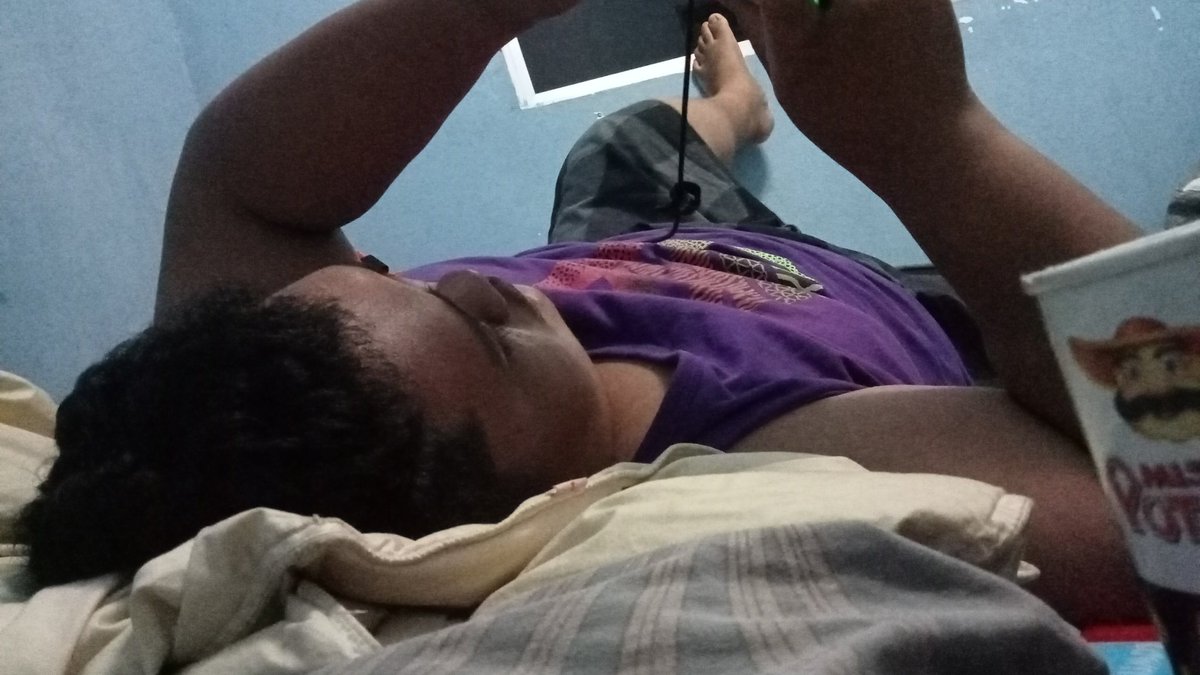 kmntpls's tweet photo. Ini lah pemandangan aku tiap hari sebagai anak perantau , balik kerja rebahan tido bangun repeat 🔁 https://t.co/NijKPytLDb