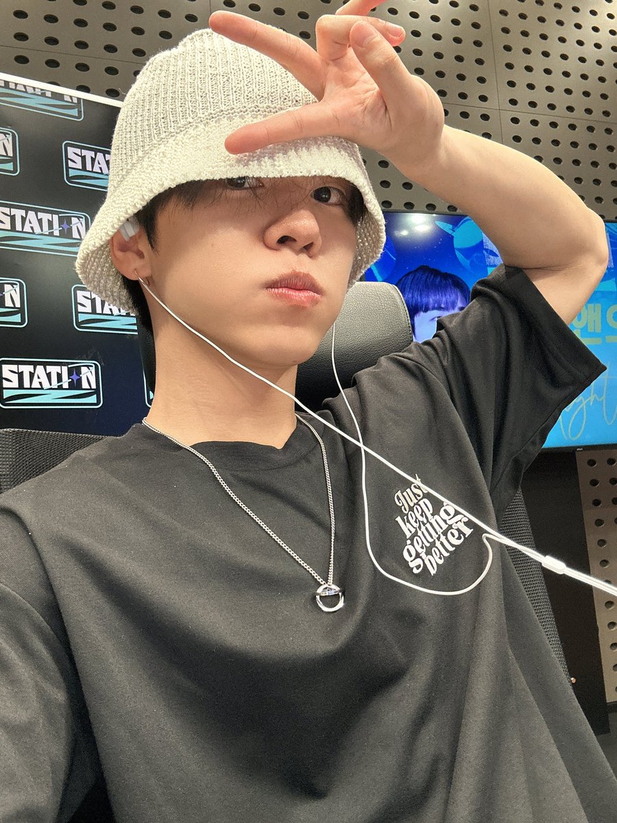 ONF_members's tweet photo. [#유 #U] 5월도 다 너무너무 고생하셨습니다💙 #스테이션제트 #StationZ #4주남았다 https://t.co/j5CU5s7fl5
