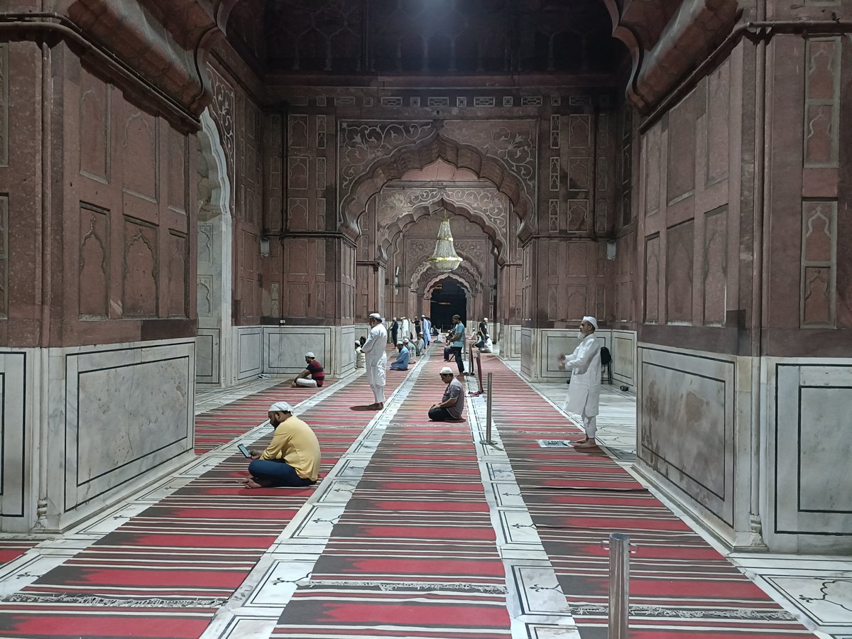 A resplendent Shahjahani Jama Masjid or Masjid e Jahanuma (Jama Masjid Delhi) at 9:35. It was built by the #Mughal emperor Shah Jahan between 1650 and 1656.