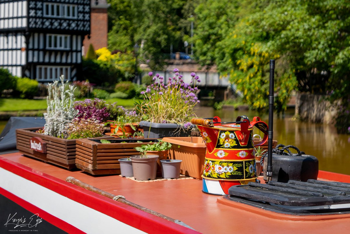 'Narrow Boat Garden' Bridgwater Canal, Worsley. Manchester.
#ilovephotography #photographer #colourphotography #landscapephotography #photography #photograph #colourphoto #colourphotography #ilovecolour #nature #outdoors #behindthelens  #urban #canal  #raw #lensculture