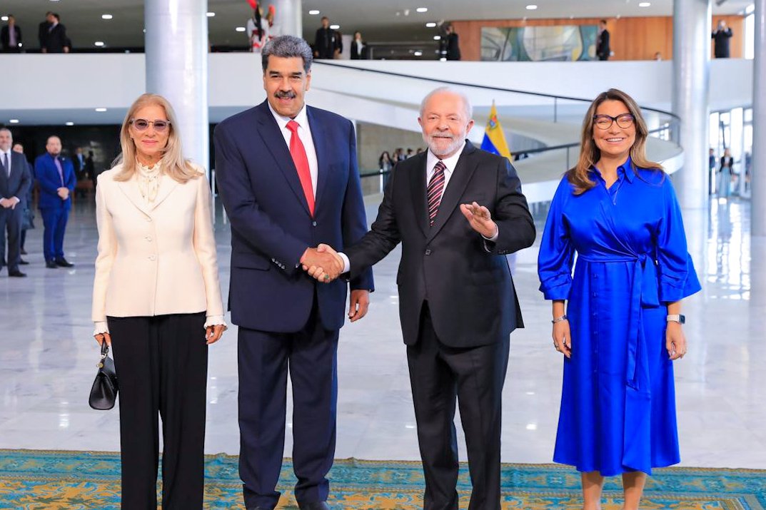 #SepaQue || En su encuentro con <a href="/LulaOficial/">Lula</a>, el presidente <a href="/NicolasMaduro/">Nicolás Maduro</a> consideró el evento como "un hecho histórico y trascendental" para la unión entre ambos países.

@GPintoVzla
#SucreConMaduroMás
#UniónSuramericana