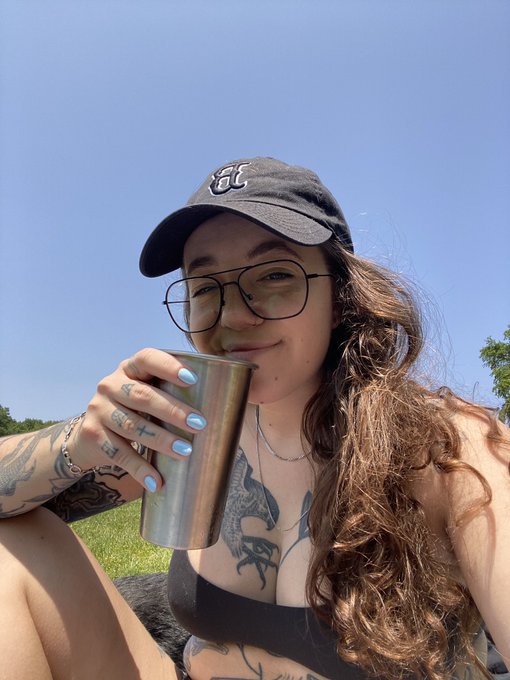 smokes wanted to drink wine in the park, so we obliged https://t.co/MD53Z0uD8k