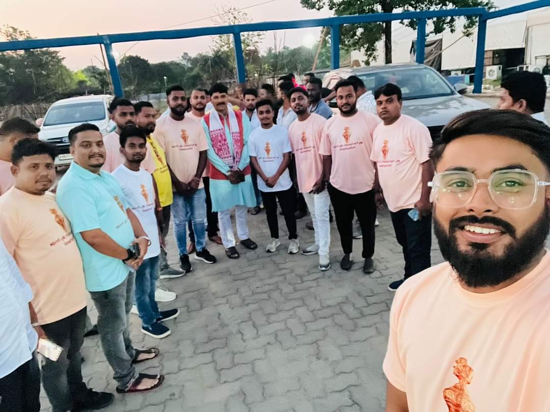 2prithish's tweet photo. #TeamPatharkandi with Shri @Bhabesh_KalitaR President @BJP4Assam #MyParilamentMyPride TShirt.
The simplicity of BJP State President who called us on watching out T Shirt and had a photo with us.
Thank You youths felt motivated after the meeting. https://t.co/etxXNQO5D0