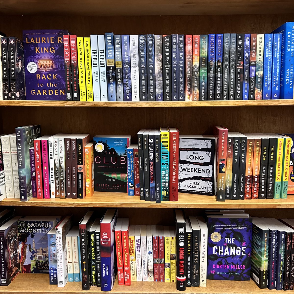 It's #MondayMystery! Do you prefer mystery series or standalones?
#indiebookstore #shoplocal #tucson #bookworm #booklover #shelfie #mysterynovel #bookseries