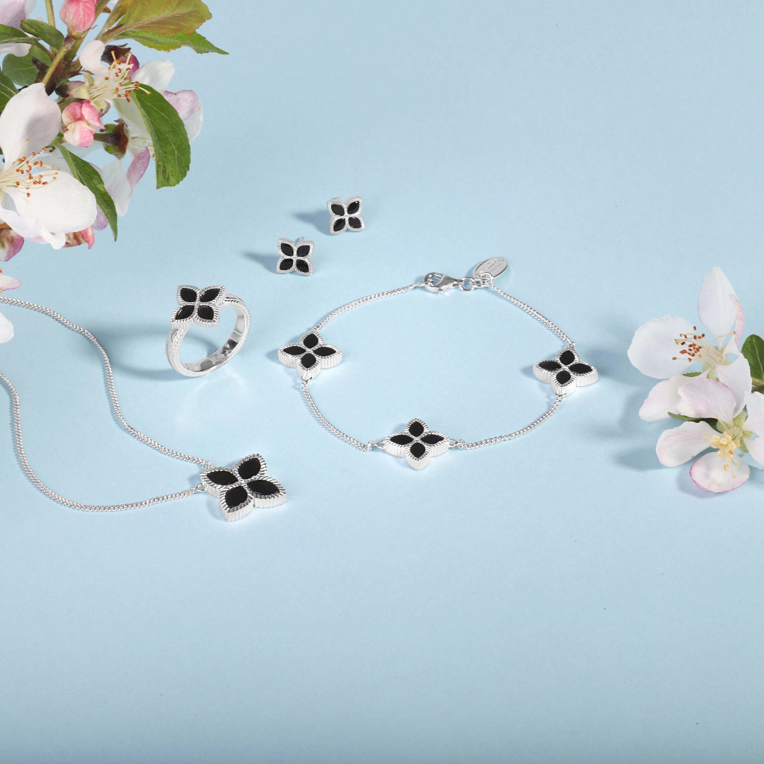 CWSellors's tweet photo. Our Bloom flower collection features Whitby Jet paired with sterling silver for an eyecatching addition to your Summer look.
Shop the collection: https://t.co/Iur3aLD11s
#CWSellors #FineJewellery #Bloom #WhitbyJet #JewelleryDesign #BritishJewellery #Gemstones https://t.co/mBBwNmmjKr