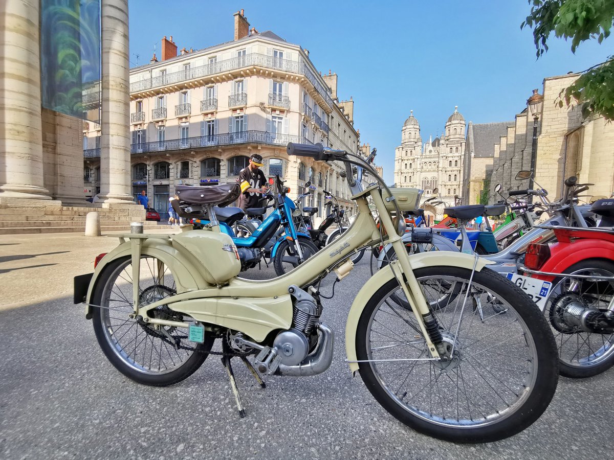 MarineClk's tweet photo. ✨Belle collection✨

Dans le cadre de @CoupesMotoLeg de jolies deux roues empruntent de nostalgie ont déambulé dans le centre ville de Dijon ce week-end.😍

Credit 📸 @MarineClk https://t.co/G5xDGVhEJ4