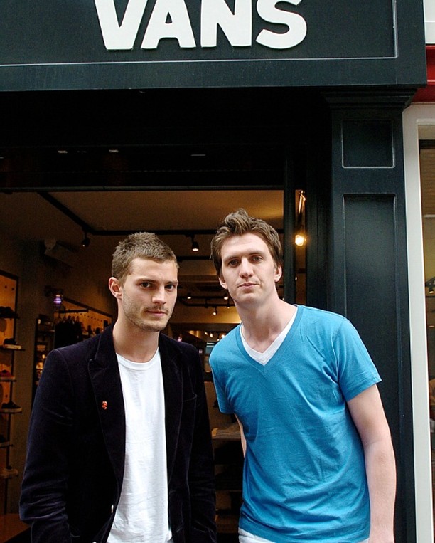 DornanI's tweet photo. Sons of Jim in concert at Vans, Carnaby Street, London, on May 29, 2006 π€πΆ
#JamieDornan #jamiedornaniloveyou #sonsofjim #davidalexander #Throwback https://t.co/FcvbnxC7Is