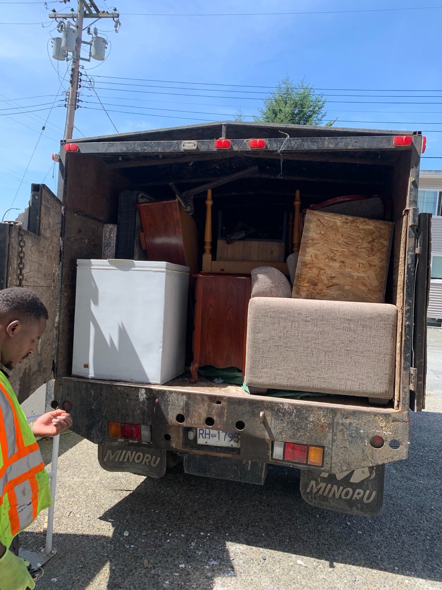 🚛💨 Loaded up and ready to transform! Our 24hrjunk truck is packed with the power to make your clutter disappear. 
#junkremoval #decluttering #Vancouver #Surrey #Tantallon #Alberta #Latvia #Halifax #Everton #Dortmund #Aragorn