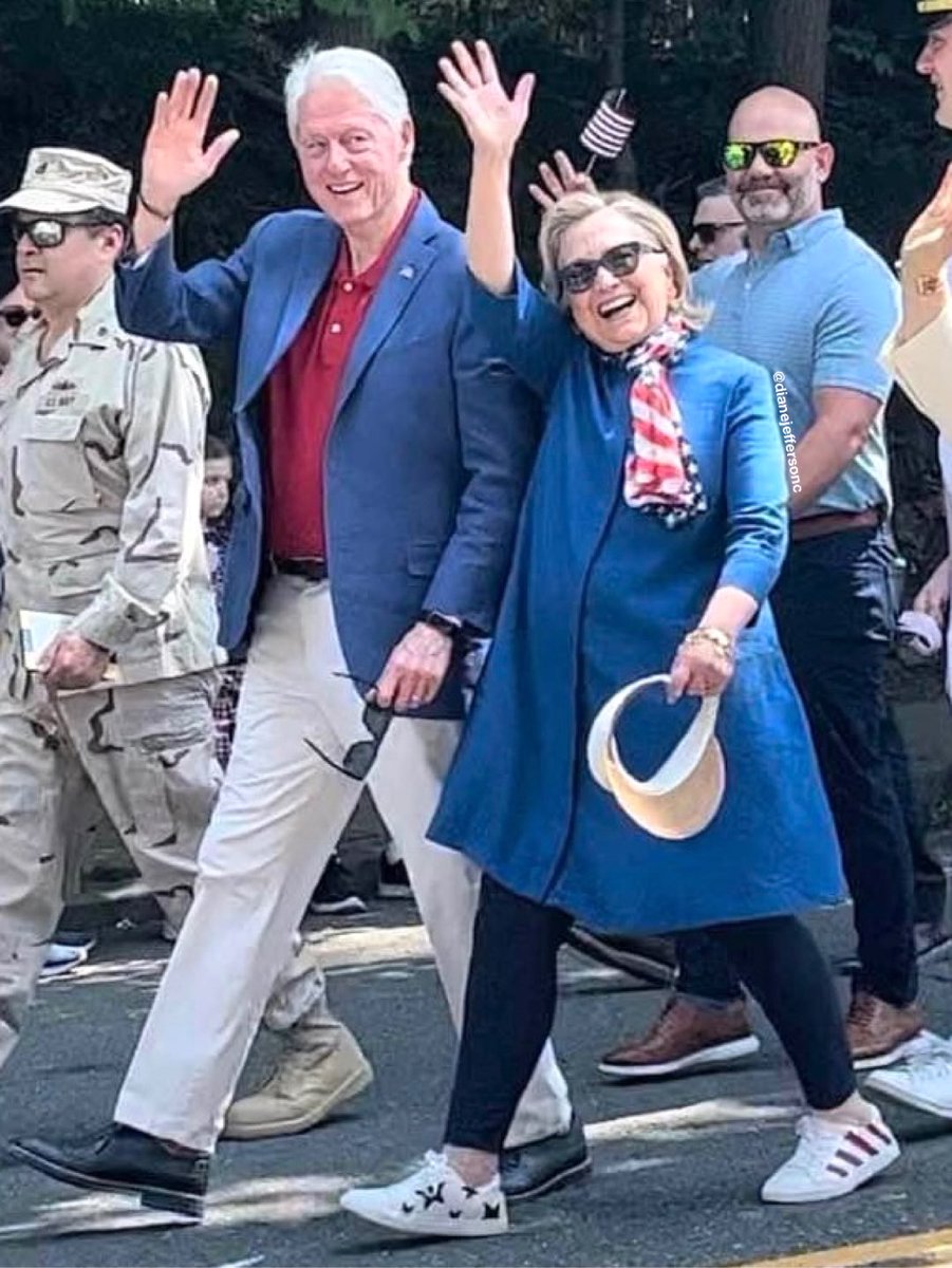 Bill and Hillary Clinton spotted in Chappaqua 💙 #MemorialDay