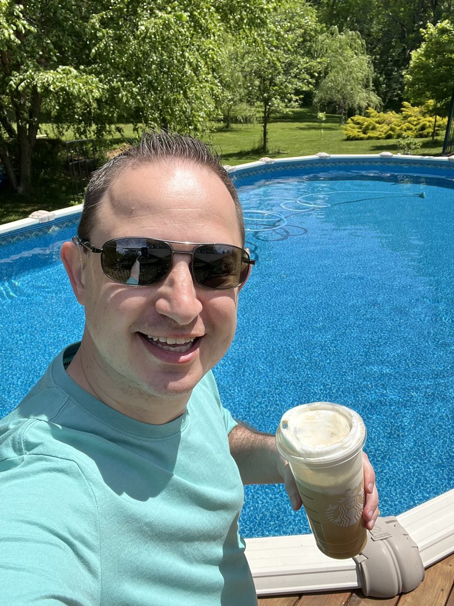 Let’s get the pool cleaned up so I can jump in! 

#pool #southernillinois #starbucks #holiday