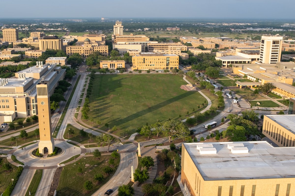 TAMU's tweet photo. The oak trees surrounding Simpson Drill Field honor 70 Aggies who died in WWI.

Last year, Texas A&amp;M announced the discovery of 15 additional Aggies that were lost, and additional trees and plaques were added in their honor. #MemorialDay https://t.co/hsBr0U2H1D https://t.co/KjUgR8elL3