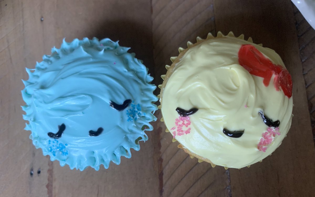 poufluvbot's tweet photo. tsuki and hoshi cupcakes!!!! #kikuo #きくお https://t.co/2U67smyVyE