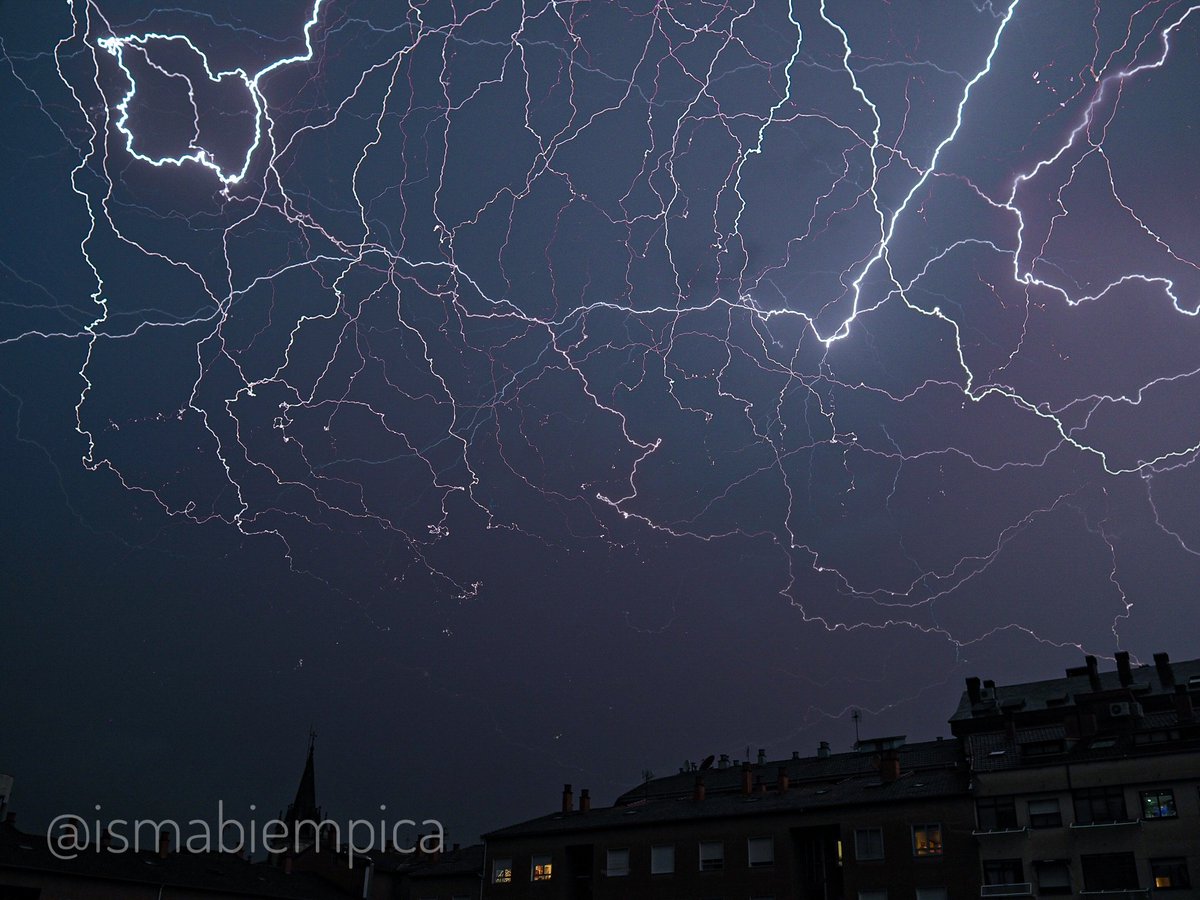 ismabiempica's tweet photo. A suma da metade dos lóstregos que caeron por Ourense. ⚡ +⚡=🔄
@OTempoTVG
#storm #OLYMPUS #LiveComposite #OMSYSTEM #photography #lostrego #OURENSE #Galicia https://t.co/KdLYrC7P6a