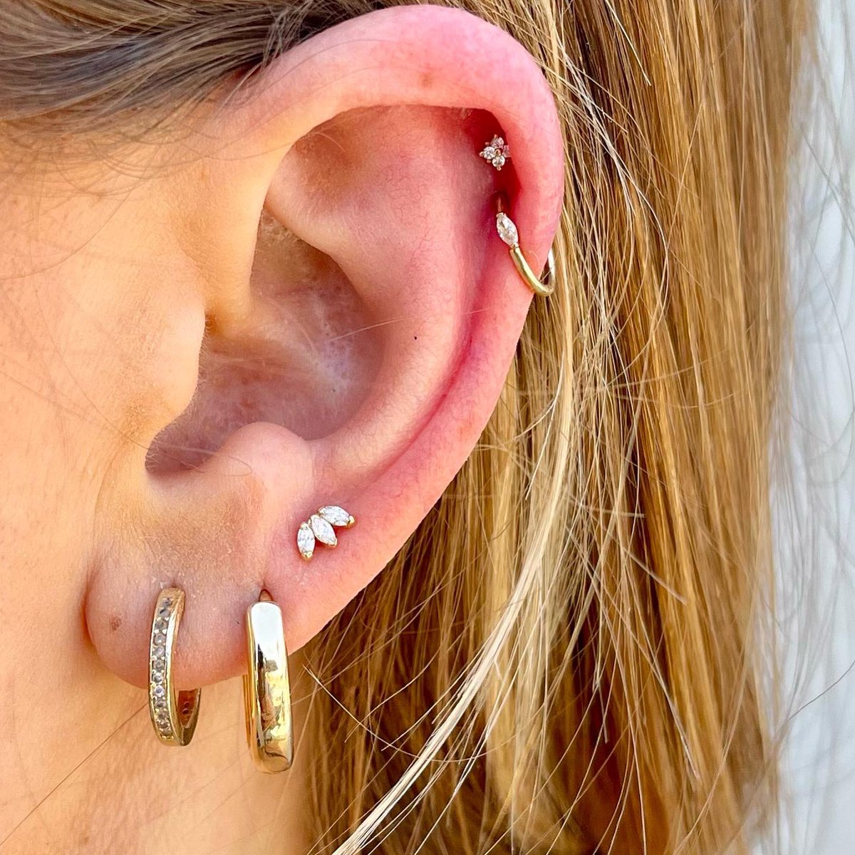 Cute ear styling. Paired helix piercings and a high lobe piercing. 

#bvla #bvlalove #rosebodypiercing #curatedear