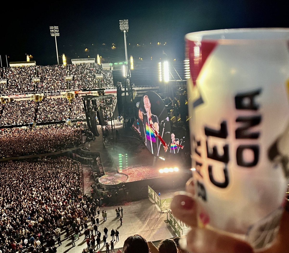 RebecaCarra's tweet photo. Lights will guide you home! 🎶 Increible @coldplay #Barcelona #MusicOfTheSpheresWorldTour https://t.co/lwM6ovuMZv