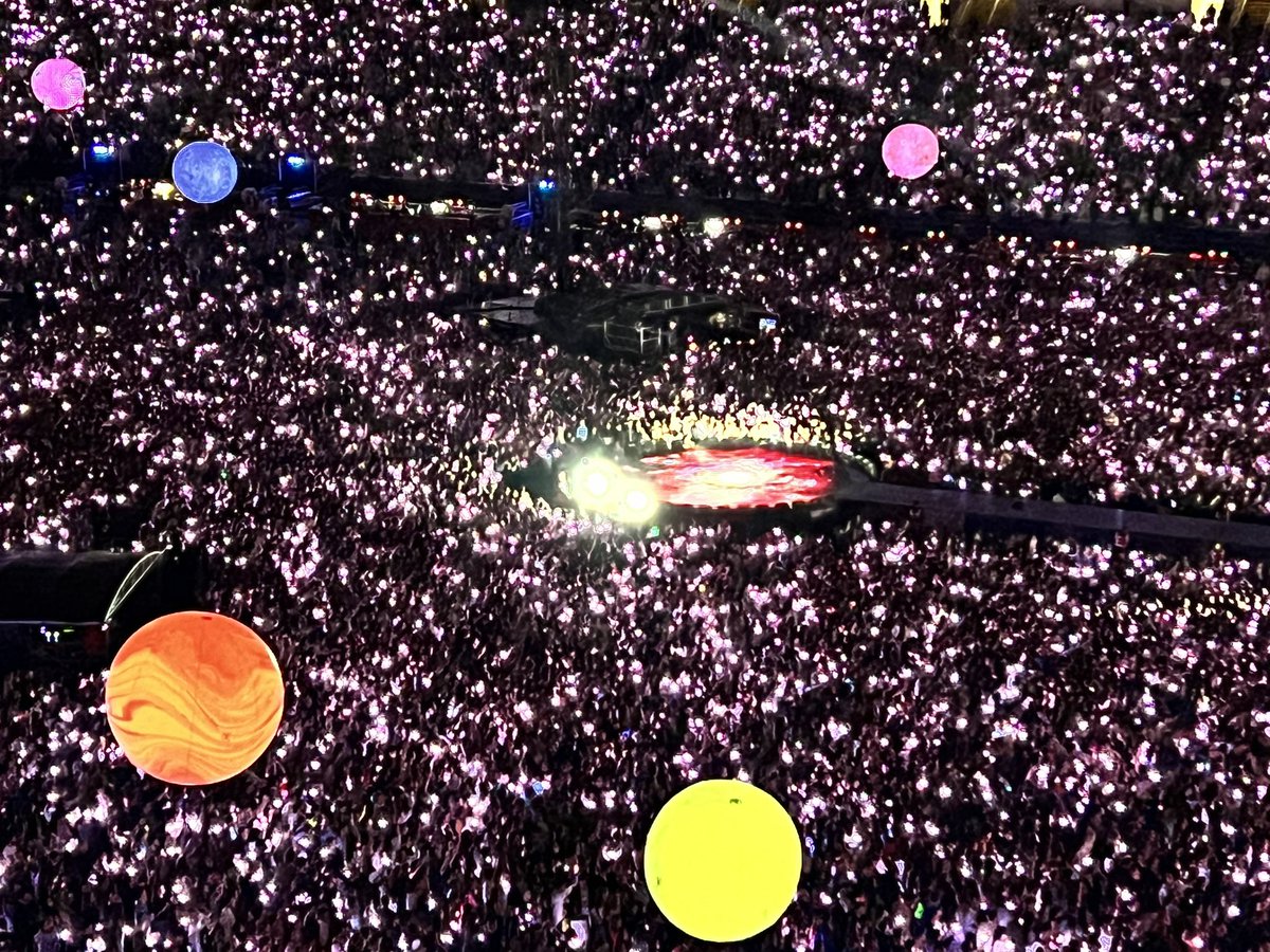 RebecaCarra's tweet photo. Lights will guide you home! 🎶 Increible @coldplay #Barcelona #MusicOfTheSpheresWorldTour https://t.co/lwM6ovuMZv