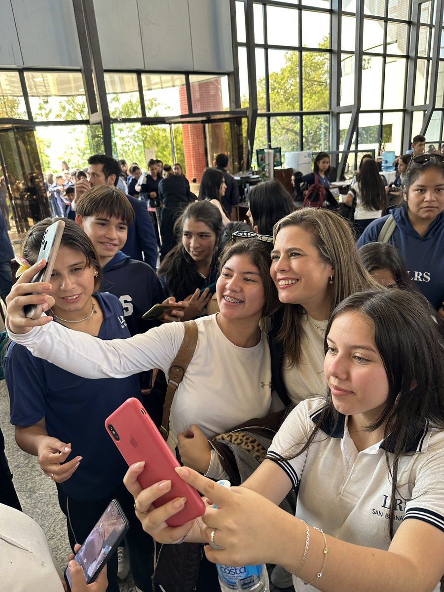 KattyaGonzalez9's tweet photo. Hoy temprano nos encontramos con alumnos de un colegio de San Bernardino que realizaban una visita guiada en el Congreso. Es importante que los jóvenes conozcan el funcionamiento institucional de ambas Cámaras. Ellos  son nuestro presente ☀️💛🇵🇾 https://t.co/mgjnF97MAW