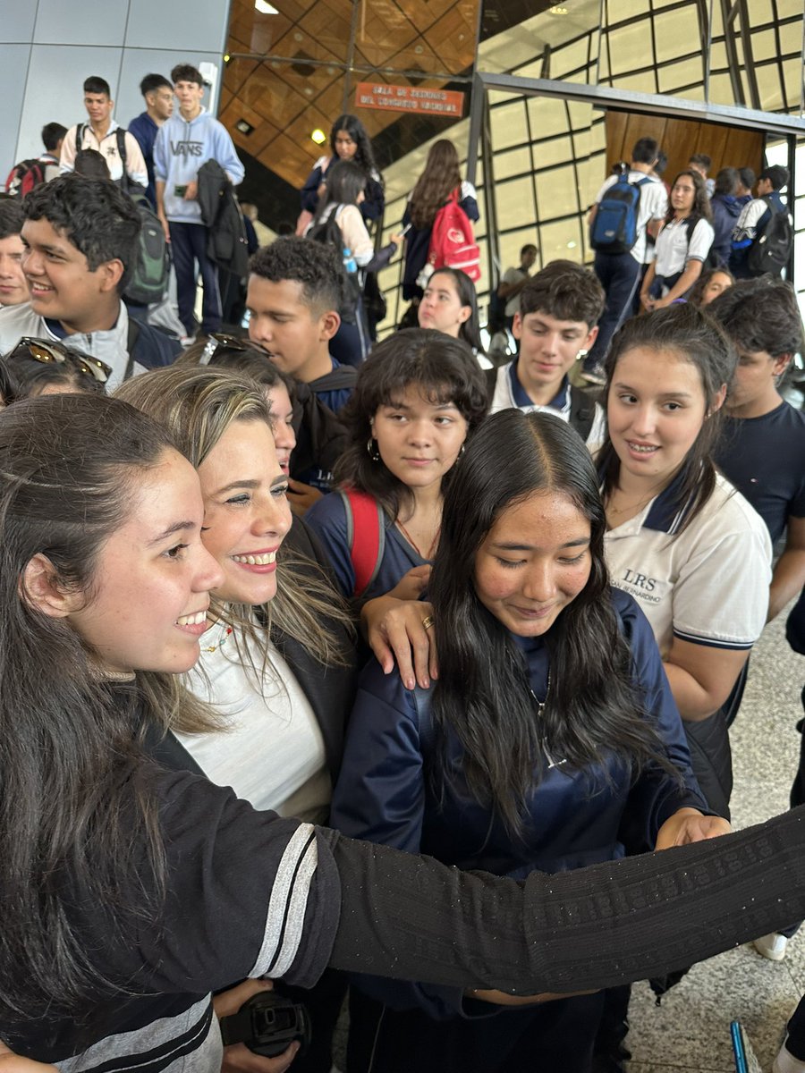 KattyaGonzalez9's tweet photo. Hoy temprano nos encontramos con alumnos de un colegio de San Bernardino que realizaban una visita guiada en el Congreso. Es importante que los jóvenes conozcan el funcionamiento institucional de ambas Cámaras. Ellos  son nuestro presente ☀️💛🇵🇾 https://t.co/mgjnF97MAW