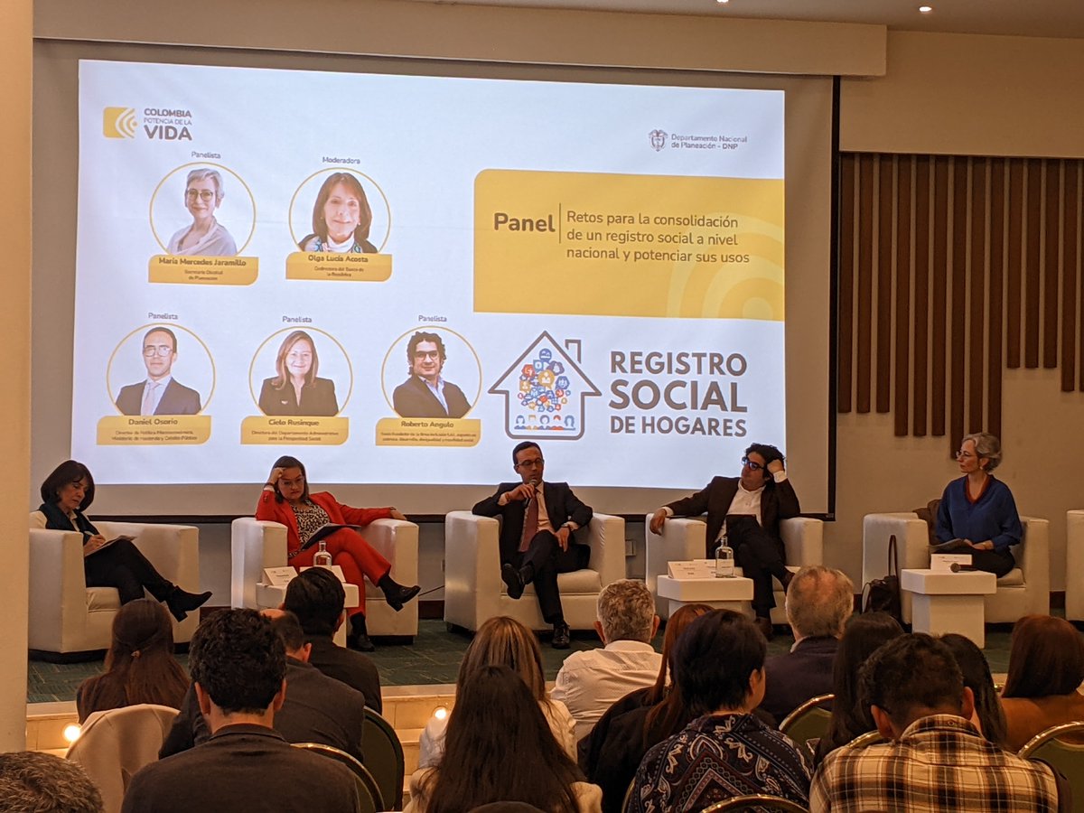2/3 Con el #RegistroSocial podremos entre todos anticipar y actuar para mitigar los riesgos sociales que afectan con mayor gravedad a la niñez y a las familias en pobreza <a href="/DNP_Colombia/">dnp_colombia</a> <a href="/ICBFColombia/">Bienestar Familiar | ICBF</a> <a href="/ProsperidadCol/">Prosperidad Social</a>