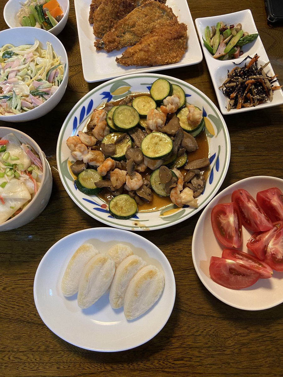 アジフライ
エビとズッキーニの炒め物
パスタサラダ
カブとカニカマの酢漬け
トマト
かまぼこ

#料理好きな人と繋がりたい
#おうちごはん
#晩ごはん