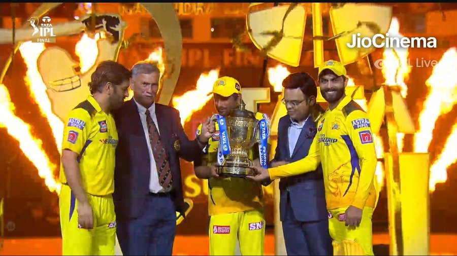 Dhoni called Rayudu & Jadeja to take over the trophy.

What a Gesture man ❤️ @msdhoni