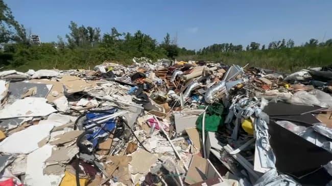 BFMLyon's tweet photo. "C'est pas normal de voir ça": un terrain transformé en décharge sauvage à Pierre-Bénite
https://t.co/hB1MMmcuYB https://t.co/MMq1ZvLyJo