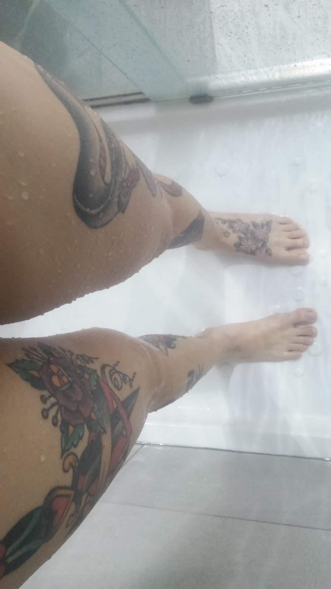 #suicidegirl #suicidegirlslatinas #tattoo #girlwithtattoos #feet #feetmodels #legs #shower #pies #tattooes #tattooart💦