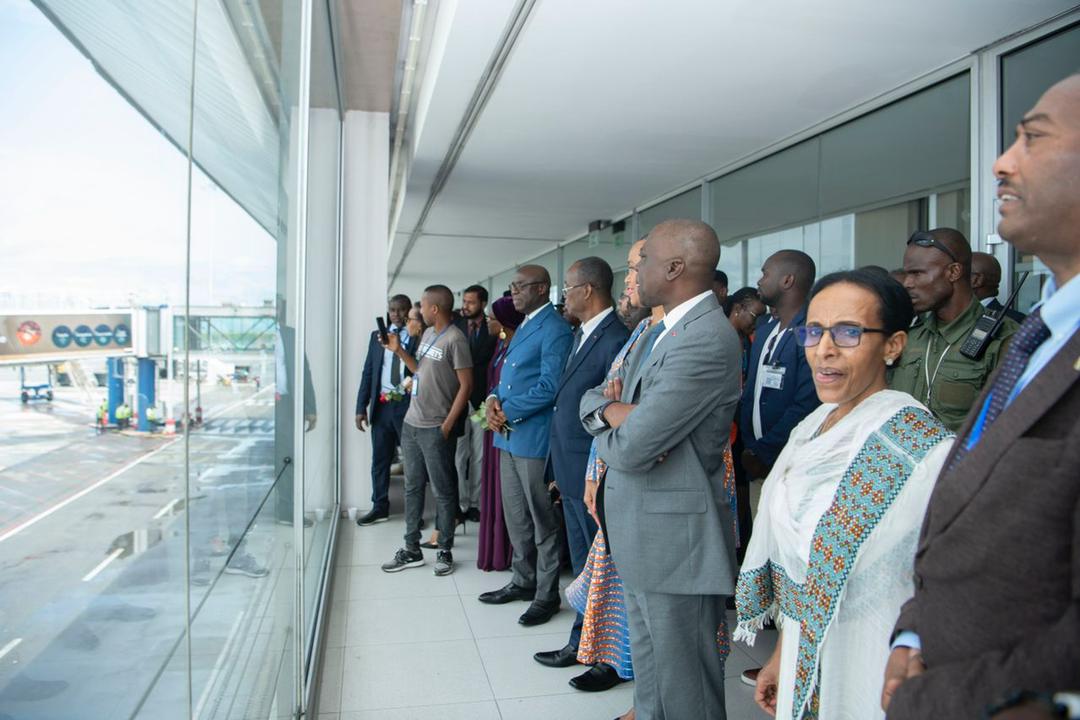 Delgadoleprinc1's tweet photo. #Transport:  Aérien ✈️
Reprise des vols directs Abidjan 🇨🇮 versNew York🇺🇲.  En effet grâce au leadership du Président de la République @AOuattara_PRCI à travers le ministre des transports AMADOU KONE et grâce à Air #CIV225🇨🇮  qui couvre une vingtaine de pays. https://t.co/tIL4fosziz