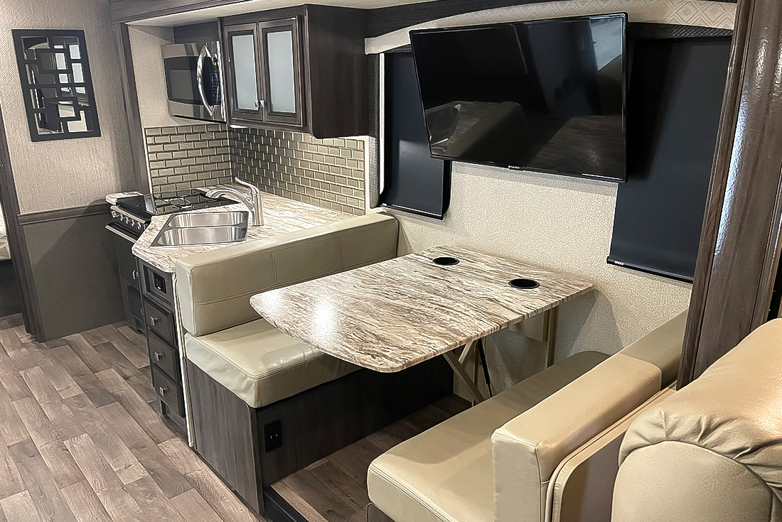 SylvanLakeRV's tweet image. 🚨NEW INVENTORY ALERT🚨

With a spacious 29-foot floor plan and two slides, the 2019 Fleetwood Flair 28A (Stock #3110) comfortably accommodates up to six people, ensuring no one gets left behind on the journey. 

sylvanlakerv.com/listings/2019-…

#PreOwnedRV #rvforsale #ClassAMotorhome