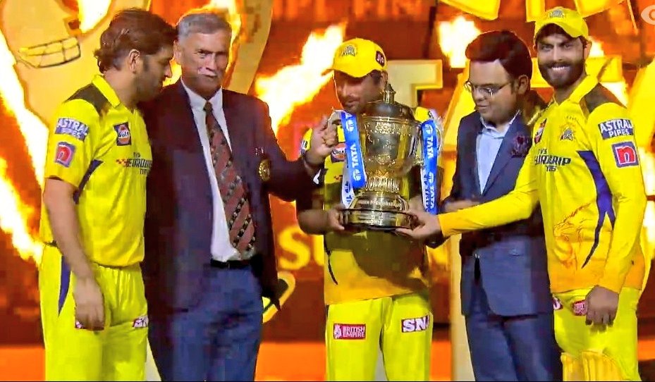 andy_marshymwt's tweet photo. HE CALLED #Rayudu AND #Jadeja TO LIFT THE TROPHY 🏆💛🥹
#GTvsCSK  #IPL2023Final #Dhoni #CSK #Congratulations https://t.co/1x1U2mB6Mr