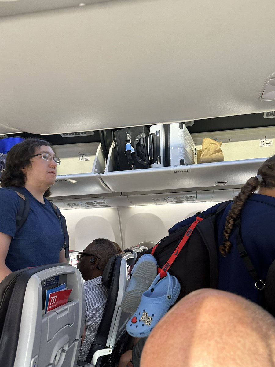 johnsonFSO's tweet photo. A passenger not in the picture on this full @AmericanAir flight just put her shake shack in the overhead compartment. Made eye contact with the flight attendant and he was also incredulous. Can’t make this up! https://t.co/bq2P3mn8LW