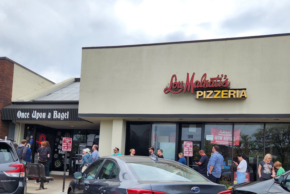 CKMorency's tweet photo. Thanks for posting so I can do something with this pic I took of people lined up outside Madame Zuzu's for a Corgan acoustic set today. https://t.co/3mCIYIaz2l