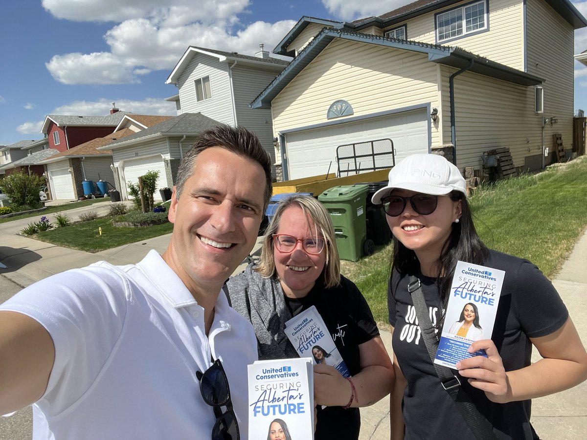 FreeAlbertaRob's tweet photo. Still picking up tons of formerly undecideds at the doors today. It’s clear the debate and economic platforms were key to turning them #TeamUCP blue! https://t.co/9O7fuSsTso