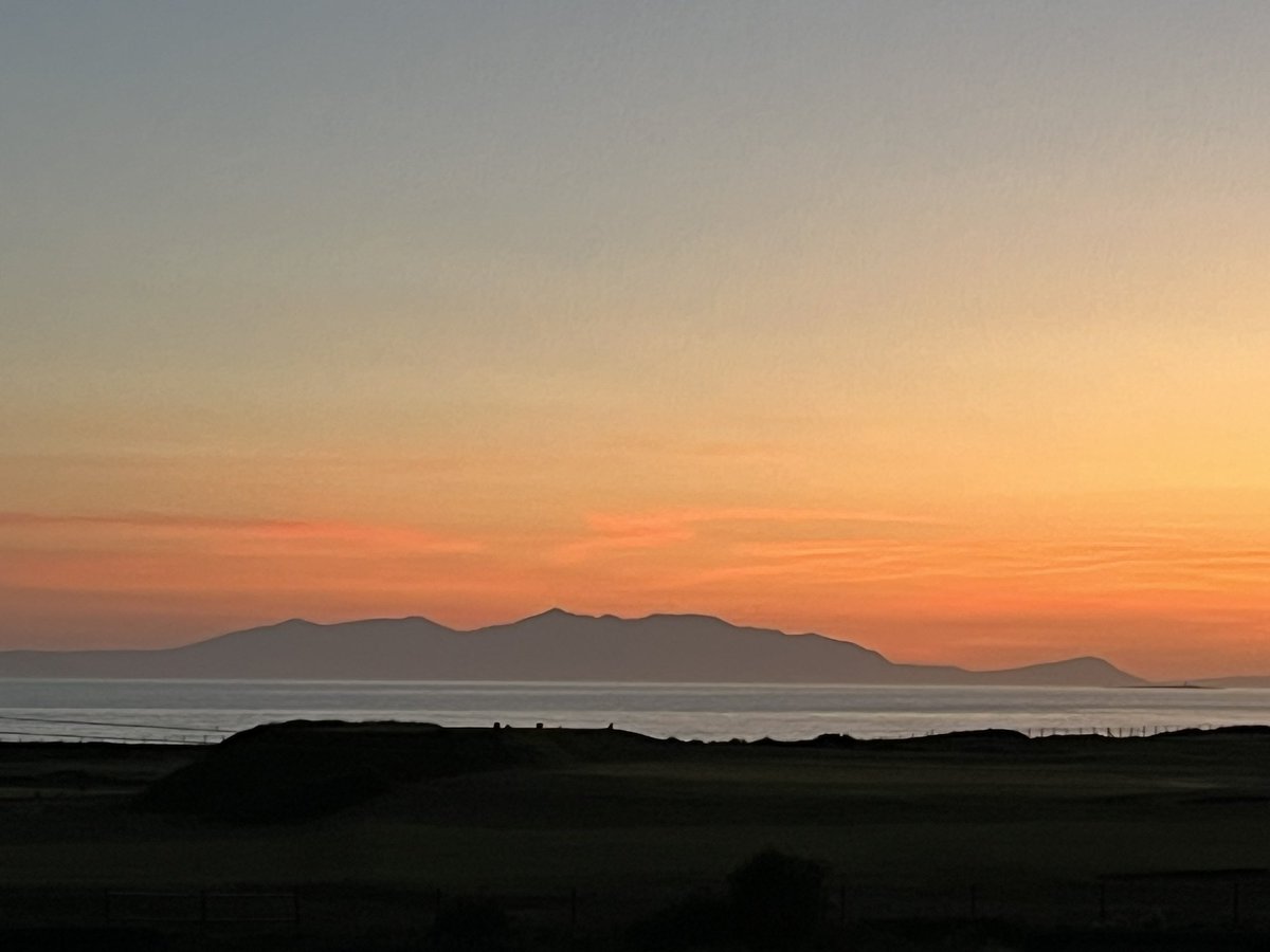 When Scotland gets good weather, we get stunning sunsets.. View from Saltire GT headquarters never disappoints with @PrestwickStNich & silhouette of Arran in the distance 👌🌅😎🏌🏻‍♂️🏴󠁧󠁢󠁳󠁣󠁴󠁿

#sunset #ayrshirecoast #scottishgolf #visitscotland #societygolf #golfwithmates #ayrshire #arran
