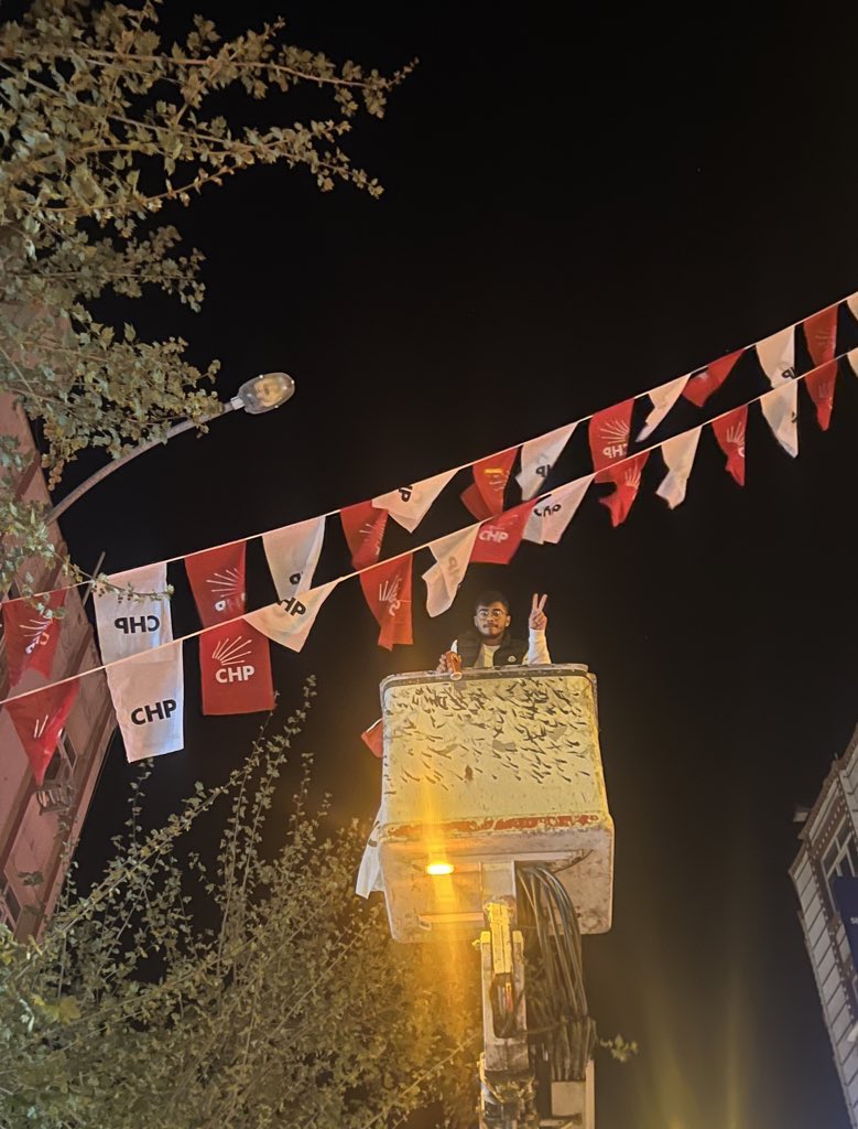 •Haklıyız kazanacağız!✌🏻
Şahin,onurlu mücadelen için minnettarız kardeşim.Duruşun memlekete örnek.Bu sadece senin davan değil,memleketin davası. Kazanacağız ve yine memlekette güzel işler için yürüyeceğiz.Unutma sen “Şahinê Hêmo”sun :) 
Yanındayız!🫶🏻 <a href="/demirbukensahn/">Şahin</a> 
#siverek