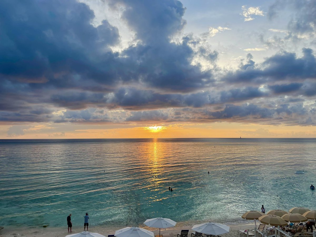 Just what the doctor ordered…
(Am I the doctor that ordered it? Yes, yes I am. 🤭)

#beachlover #sunsetlover 
#travel #travelphotography #traveltheworld #traveling
#womensurgeons #womeninsurgery #femalesurgeon #worklifebalance  #balance #wellness #health #rest