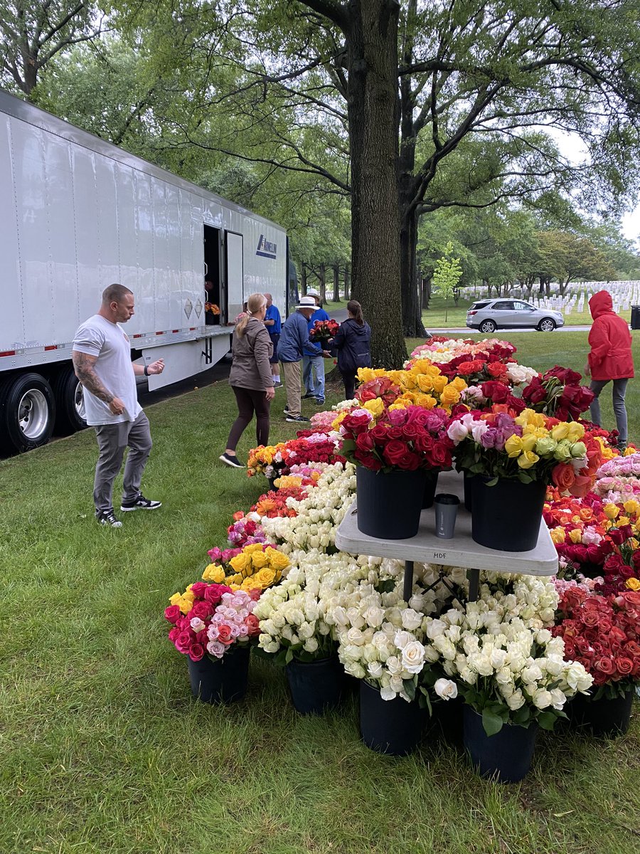 memdayflowers's tweet photo. Flowers for families and visitors coming to Section 60 at @ArlingtonNatl 

#memorialday #memorialdayweekend #mdff #section60 https://t.co/rCoovK1fhI
