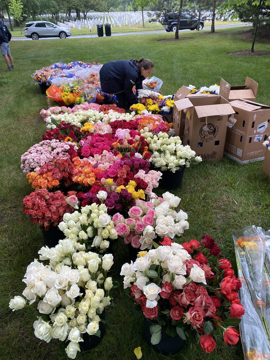 memdayflowers's tweet photo. Flowers for families and visitors coming to Section 60 at @ArlingtonNatl 

#memorialday #memorialdayweekend #mdff #section60 https://t.co/rCoovK1fhI