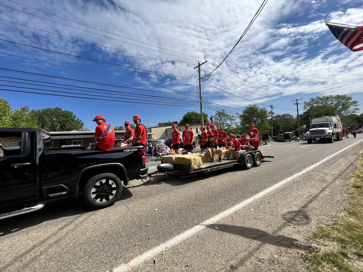 Field_Baseball's tweet photo. Great morning for the Falcons! Annual Memorial Day parade in Suffield:) Thanks to all that have sacrificed for our freedom! 

Regional semi final @ Thurman Munson 6/1 vs. NDCL 5pm 
Go Falcons!!! https://t.co/3146pHmZOD