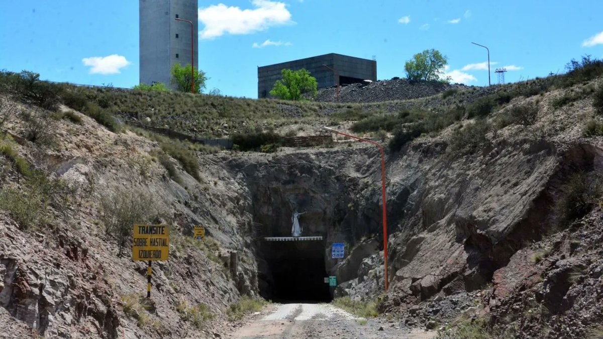 En 1970 comenzaron las obras de excavación de las galerías y construcción de las plantas de concentración, los hornos para fabricar pellets de hierro y el muelle para embarcarlos. HIPASAM llegó a tener la mina subterránea más grande de Latinoamérica, con 414 M de profundidad.