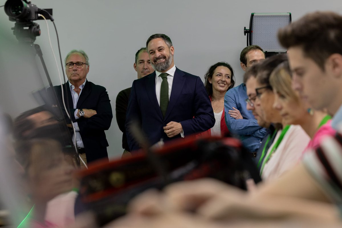 vox_es's tweet photo. Los españoles podrán decidir su futuro antes de lo previsto. 

Una buena noticia y nuestro presidente lo sabe.

💪🇪🇸 https://t.co/rhDadlg9HQ