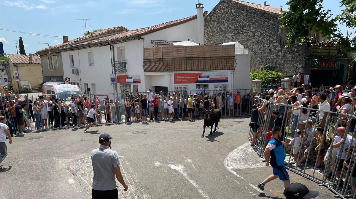 objectifgard's tweet photo. Hier a marqué le dernier jour de l’édition 2023 de la #FeriaDePentecôte à #Nîmes. Les spectateurs ont assisté aux traditionnelles #JoutesLanguedociennes et à une magnifique #Corrida avant que l'orage n'annonce la fin de la fête. #Enciero https://t.co/omXwGl2XTR https://t.co/Y5T6AB9BW0