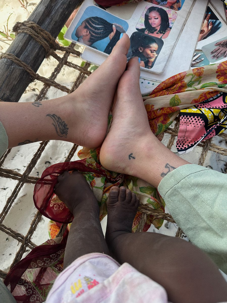 AbrilColsSa's tweet photo. Nos conocimos en la playa 🌴 y quedamos bien prontito por la mañana para que me hiciera las trenzas. Teníamos la misma edad (23) y ella ya tenía dos bebés 🥹 la más pequeñita (Njeri) le acompaña a trabajar siempre, que jugamos un poquito y se porto super bieeen !! 🤍 https://t.co/Nt9ogmqAr8