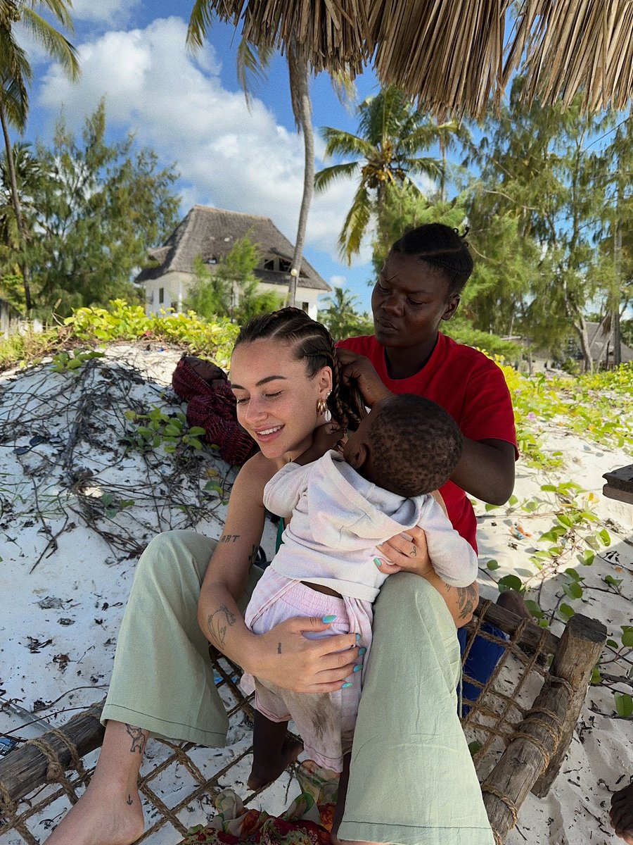 AbrilColsSa's tweet photo. Nos conocimos en la playa 🌴 y quedamos bien prontito por la mañana para que me hiciera las trenzas. Teníamos la misma edad (23) y ella ya tenía dos bebés 🥹 la más pequeñita (Njeri) le acompaña a trabajar siempre, que jugamos un poquito y se porto super bieeen !! 🤍 https://t.co/Nt9ogmqAr8