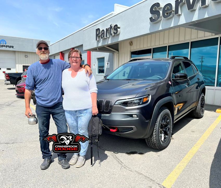 Congratulations to these #HappyCustomers on their purchase of this #Jeep Cherokee! #CranbrookDodge #CranbrookDodgeOnTheStrip #JeepLife #JeepCherokee #JeepLove❤️ #JeepFamily #KootenayLife
