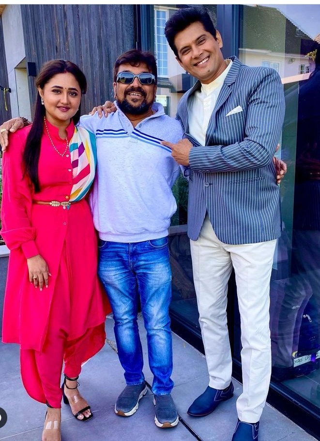 Finally the whole cast on the set
Heroine : #RashamiDesai 
Hero:  #AmarUpadhyay                                    gujrati film : #MomTaneSamjay 
🎥🎬
#BirminghamPride #UnitedKingdom🇵🇷