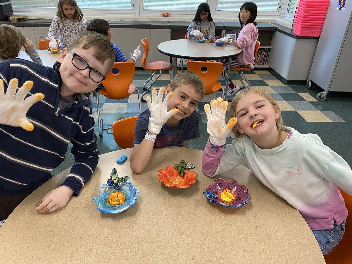 The second grade students created these beautiful flower bowls with pollinators in art class and then did an experiment in science class to understand pollination! This is a lesson the students will always remember! #everettsoars #LFmoments <a href="/LakeForestSD67/">Lake Forest School District 67</a> <a href="/HansonEVSci/">Kate Hanson</a>