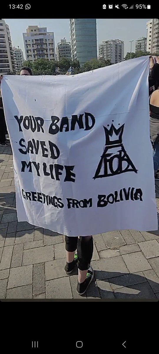 Recordando cuando fuí al @rockinrio con este cartel para @falloutboy 🖤🤍 BOLIVIA PRESENTE. 🇧🇴🦙 .
.
.
.
Remembering when I went to @rockinrio with this poster. BOLIVIA FEELS. 🇧🇴🦙  #falloutboyinlatam #falloutboy #Bolivia