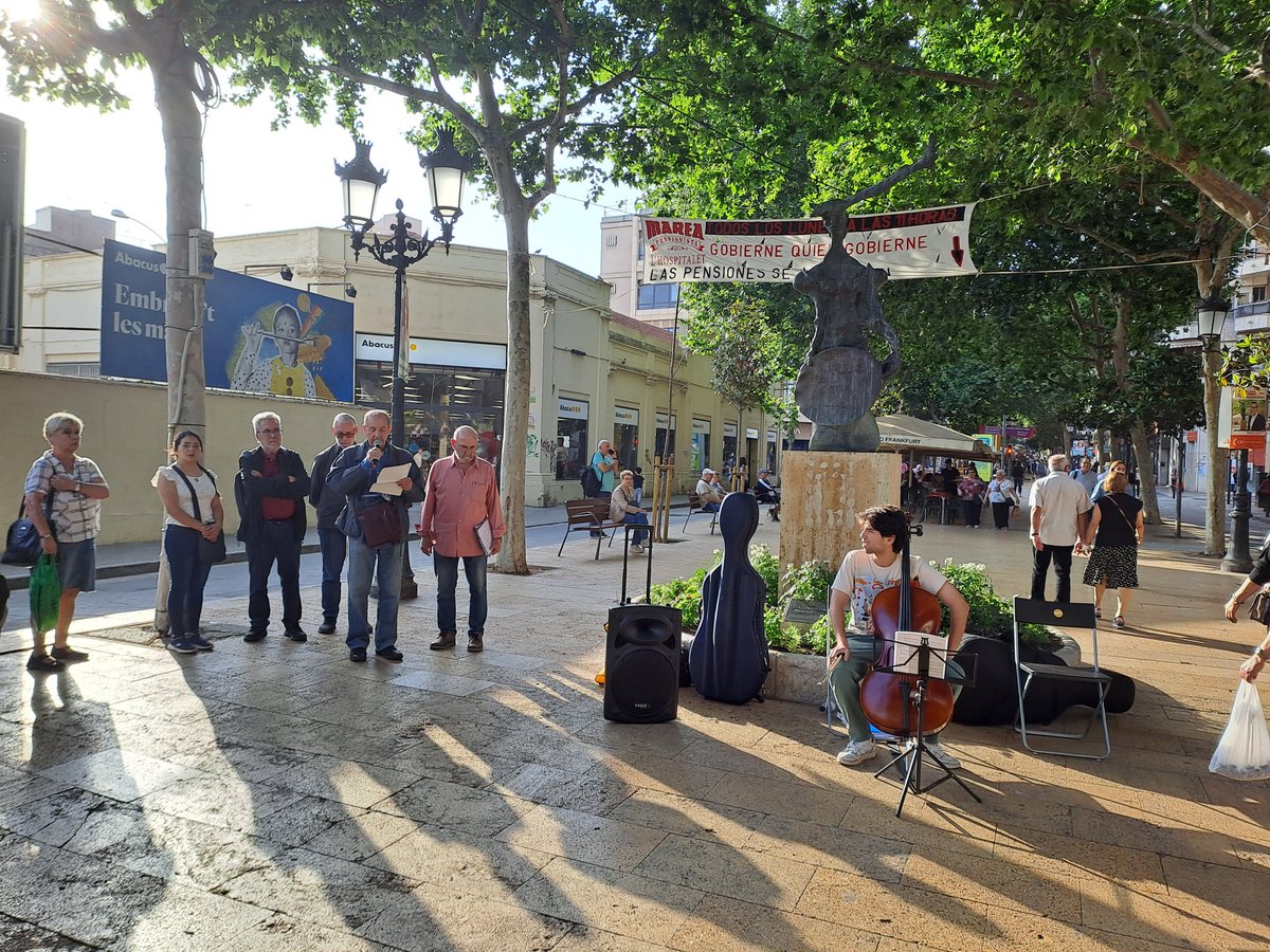 A l'Acollidora de #LHospitalet concentració a favor dels drets refugiats i contra les guerres. #VolemAcollir