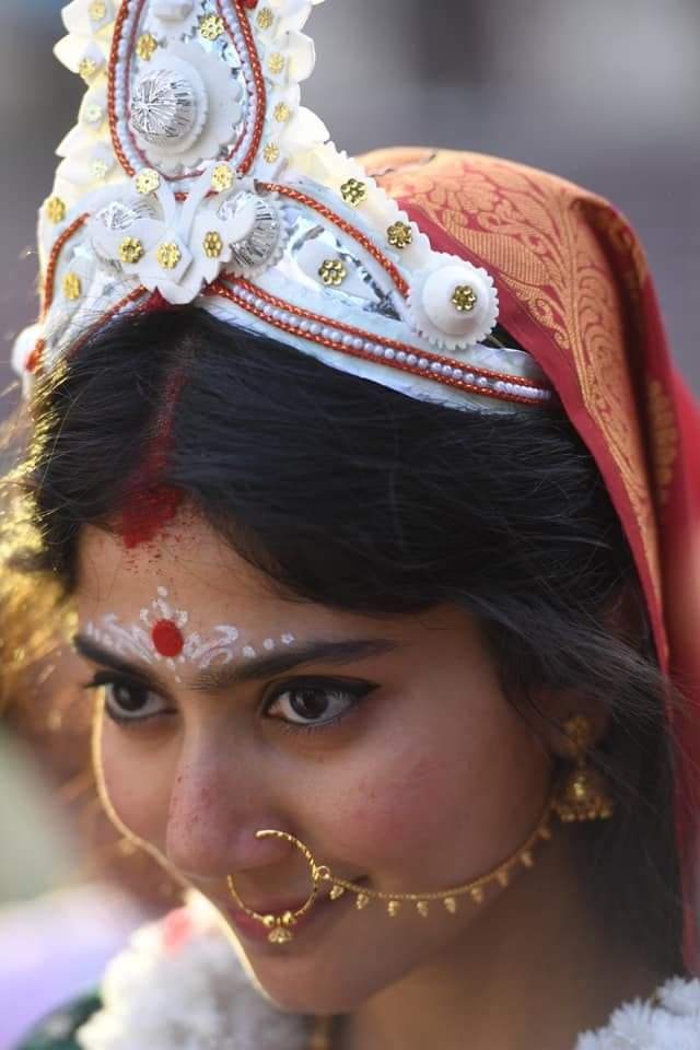 मैंने देखा एक उठता हुआ भंवर उसकी आंखों में,
और डूब गया उसमें कहीं गहरे जा कर मैंने पाया
प्रेम, अथाह प्रेम और जाना कि दुनियां अभागी है
जो किसी की आंखों में डूबना नहीं जानती है..!!